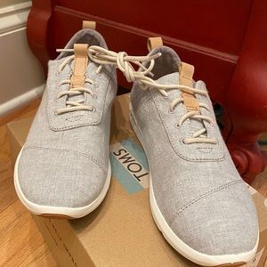 Women’s casual tennis shoe